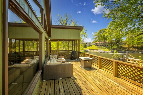 Stylish 4BR Lakefront Cabin w/ Hot Tub