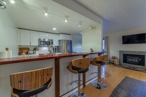 Réfrigérateur, four à micro-ondes, un four, surface de cuisson