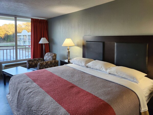 Muebles diferentes, escritorio y espacio para trabajar con laptop 