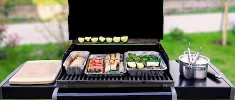 Un barbecue avec différentes sortes de viandes et de légumes.