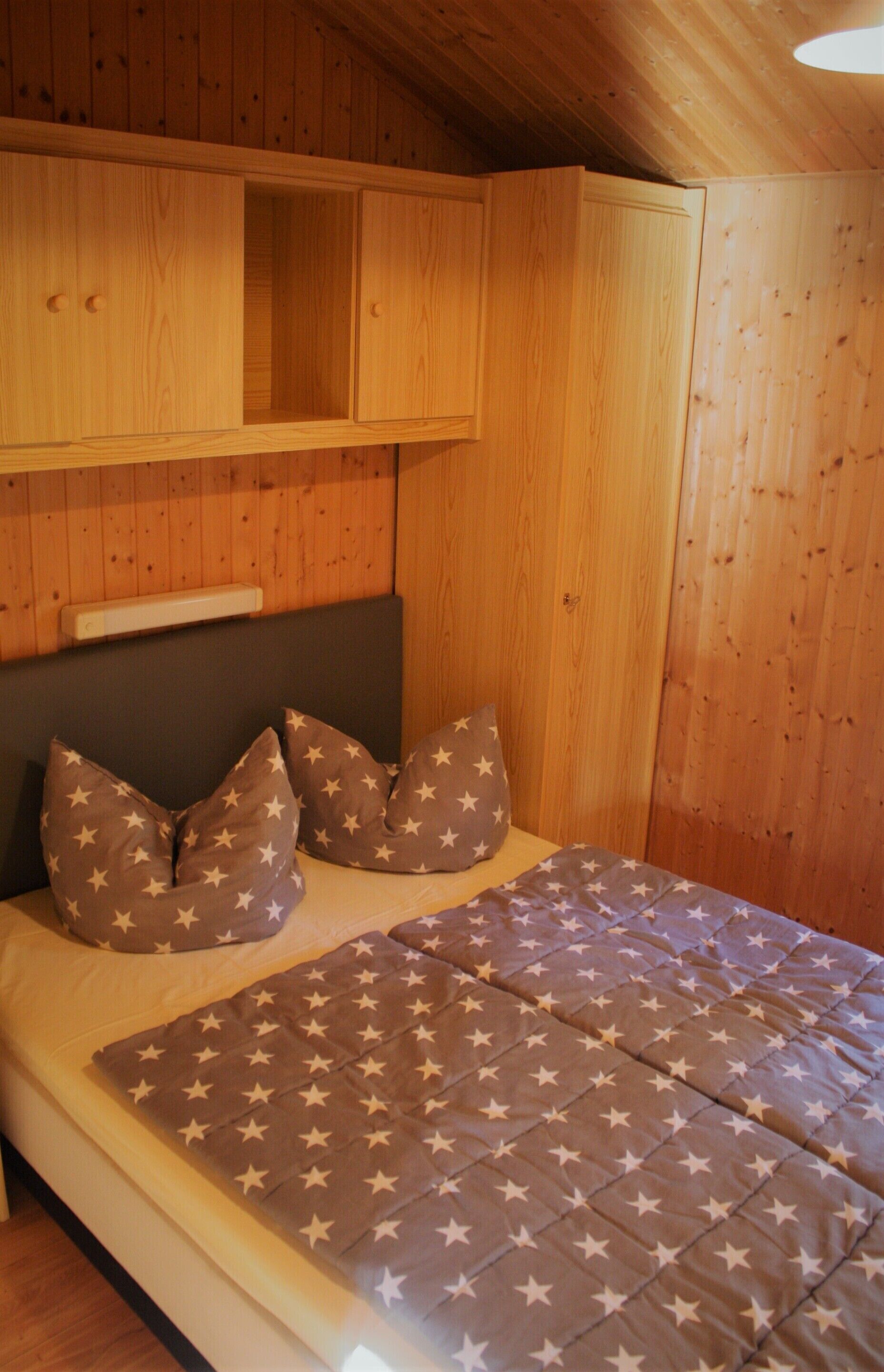 Schlafzimmer mit Doppelbett