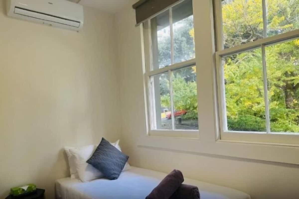 Desk, soundproofing, free WiFi, bed sheets