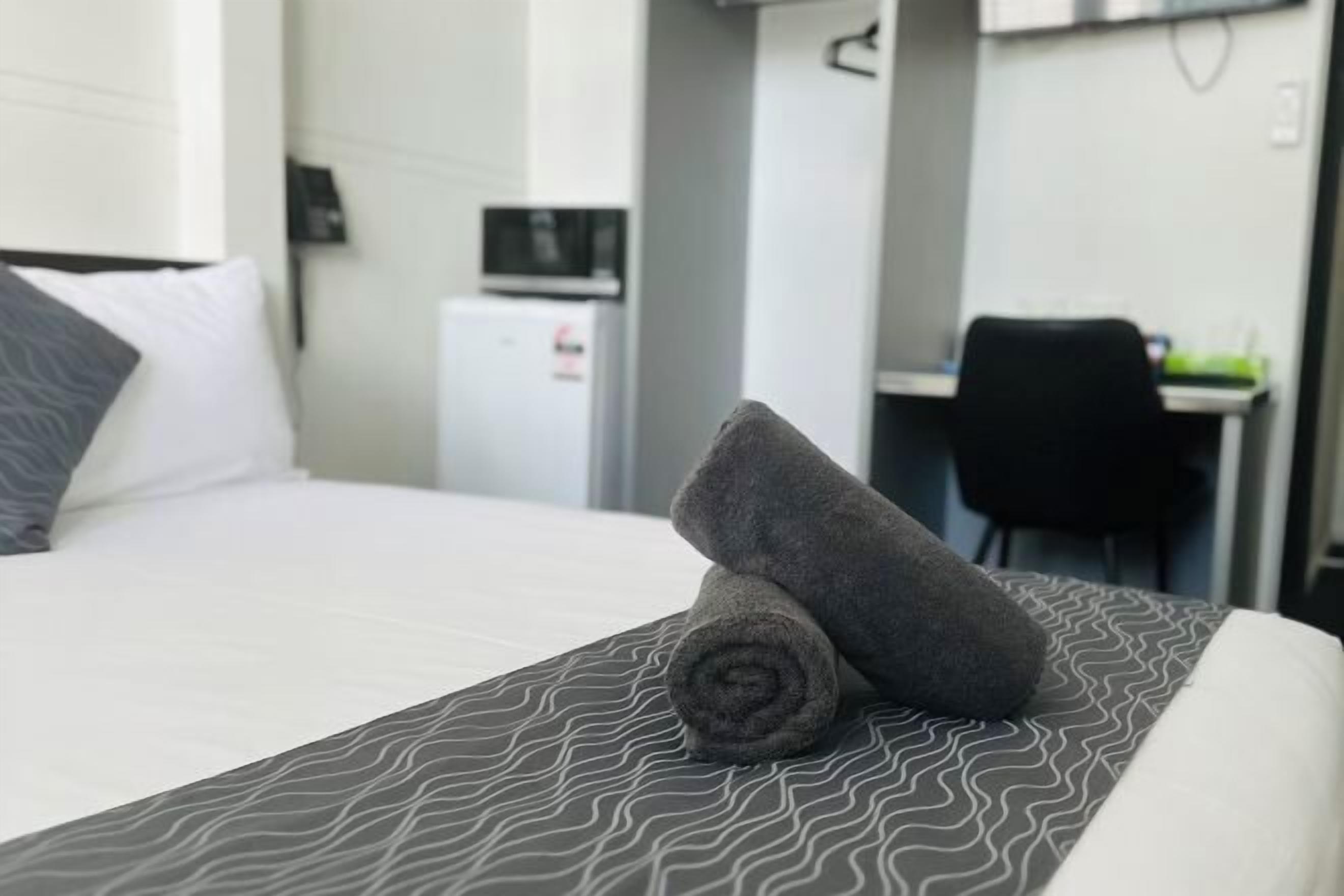 Desk, soundproofing, free WiFi, bed sheets