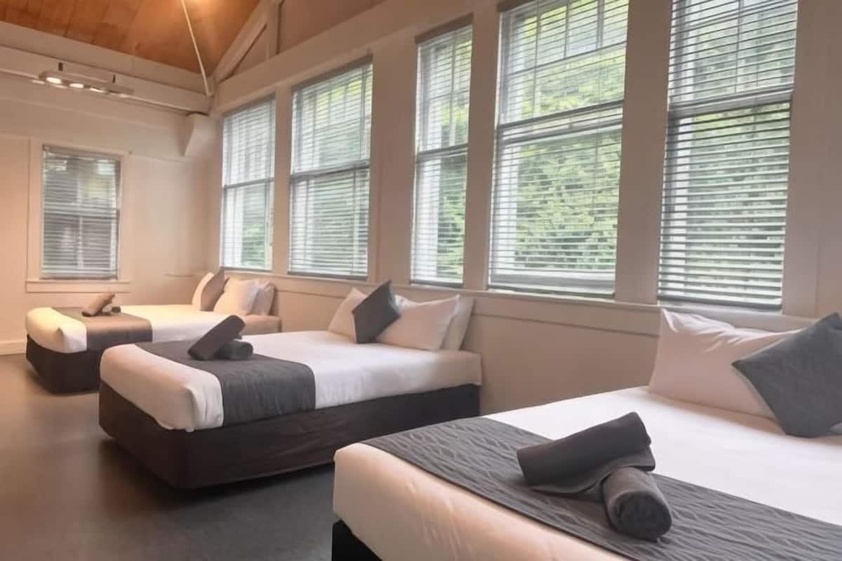 Desk, soundproofing, free WiFi, bed sheets