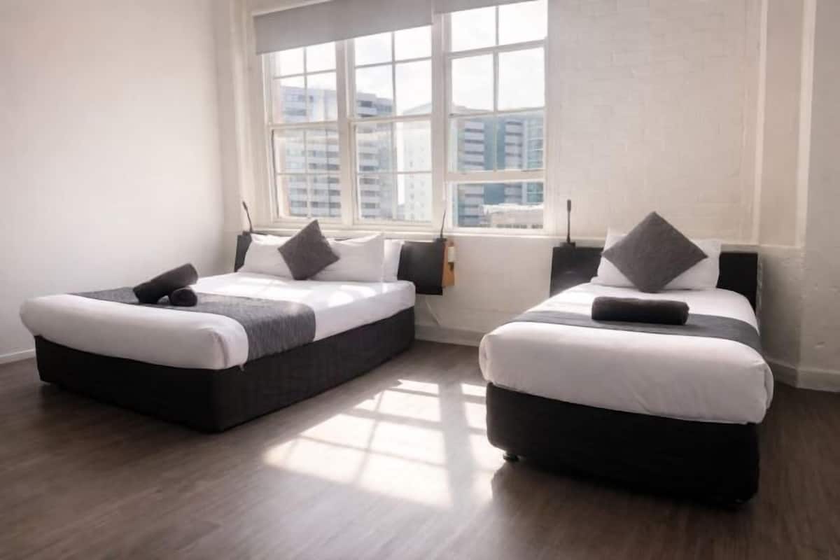 Desk, soundproofing, free WiFi, bed sheets