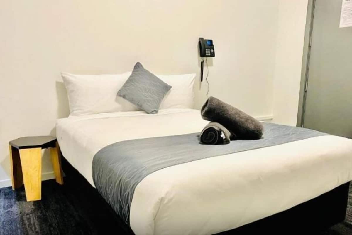 Desk, soundproofing, free WiFi, bed sheets