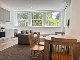 プレミアム アパートメント 2 ベッドルーム ガーデンビュー | デスク、防音設備、WiFi (無料)、ベッドシーツ