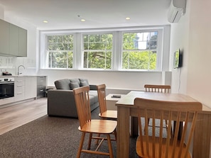 Apartamento premium, 2 quartos, vista para o jardim | Escrivaninha, quartos à prova de som, Wi-Fi de cortesia, roupa de cama