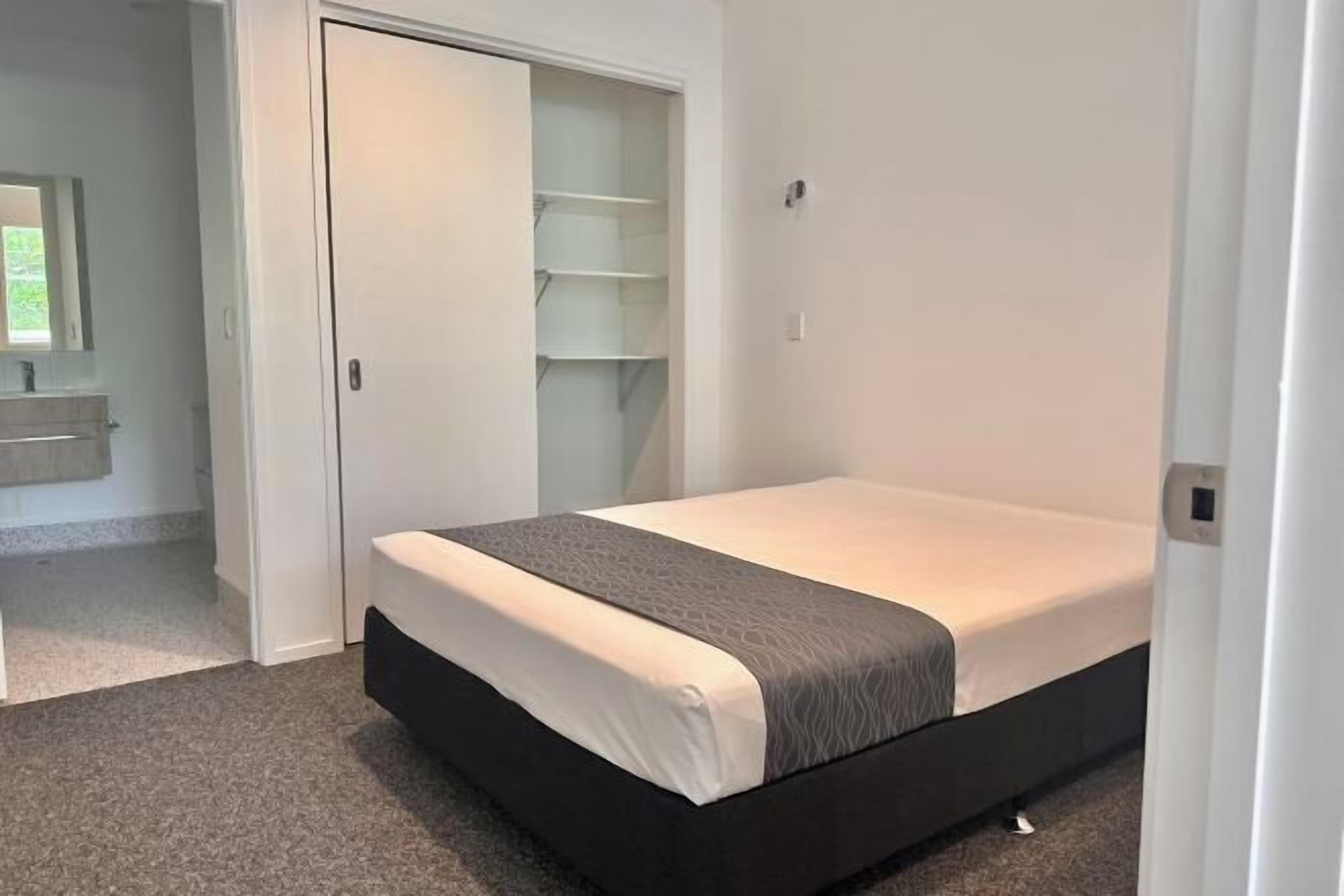 Desk, soundproofing, free WiFi, bed sheets