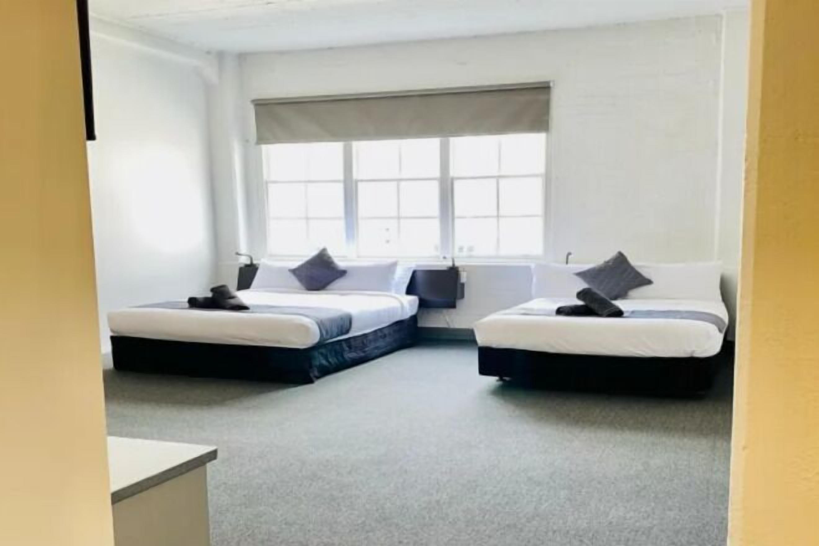 Desk, soundproofing, free WiFi, bed sheets