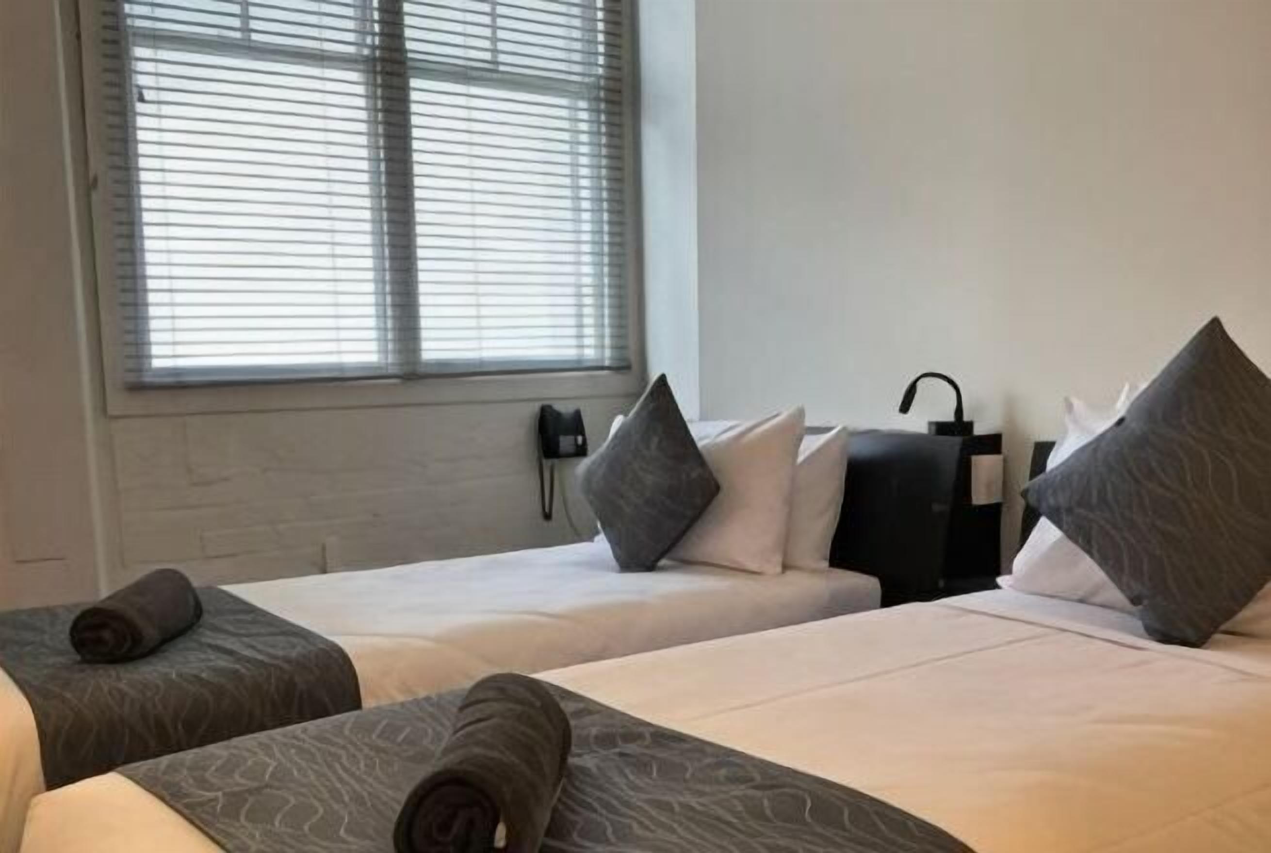 Desk, soundproofing, free WiFi, bed sheets