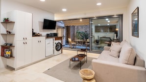 Un espacio moderno para vivir con cocina, comedor y sofá.