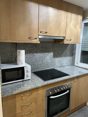 Fridge, microwave, oven, stovetop - Central, cozy studio, close to tourist attractions and 7 km from the beach (Castelló de la Plana)