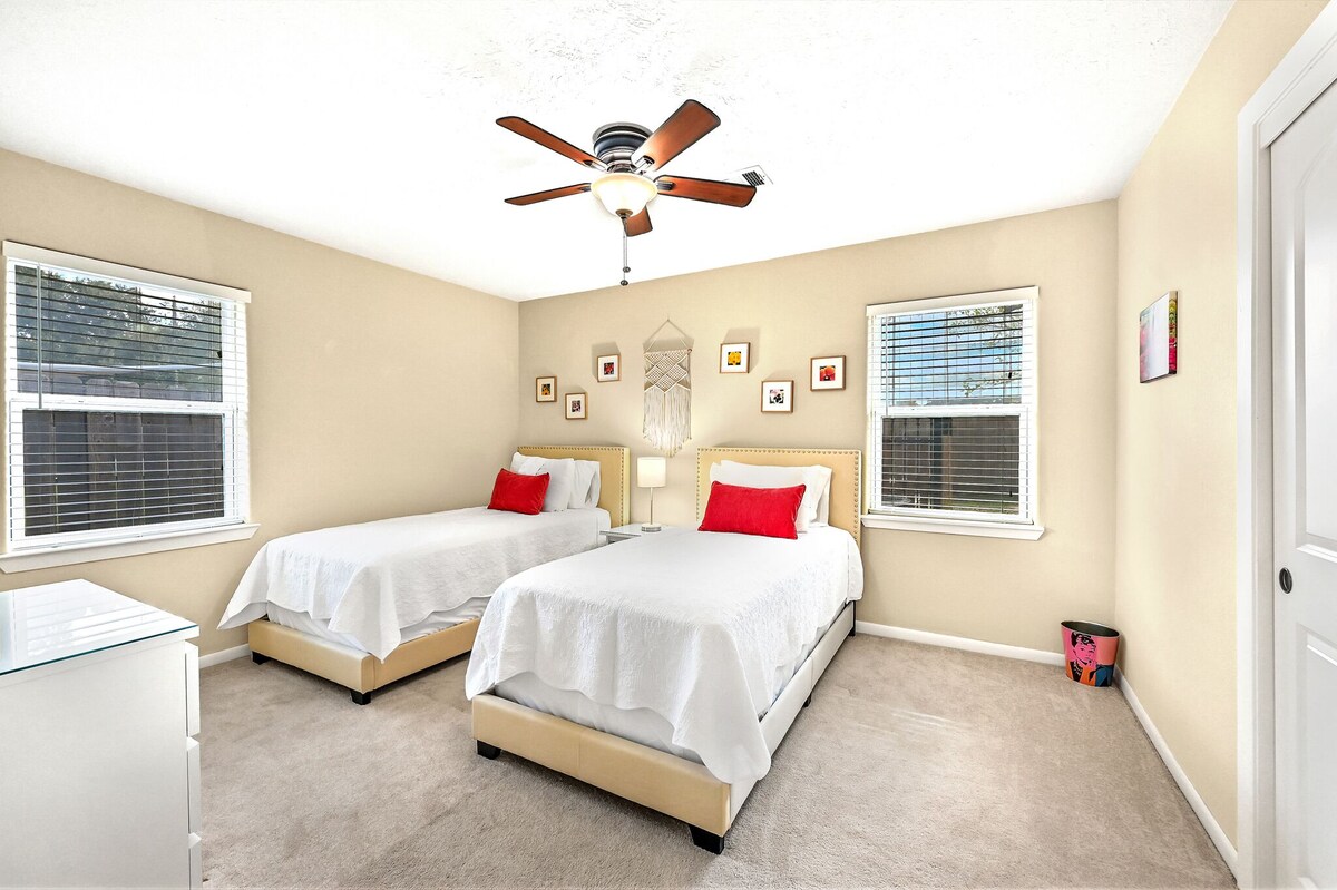 Photo 17 of Pet Friendly Home in Garden Oaks/Forest Oak area Lrg 4 Bedroom Home