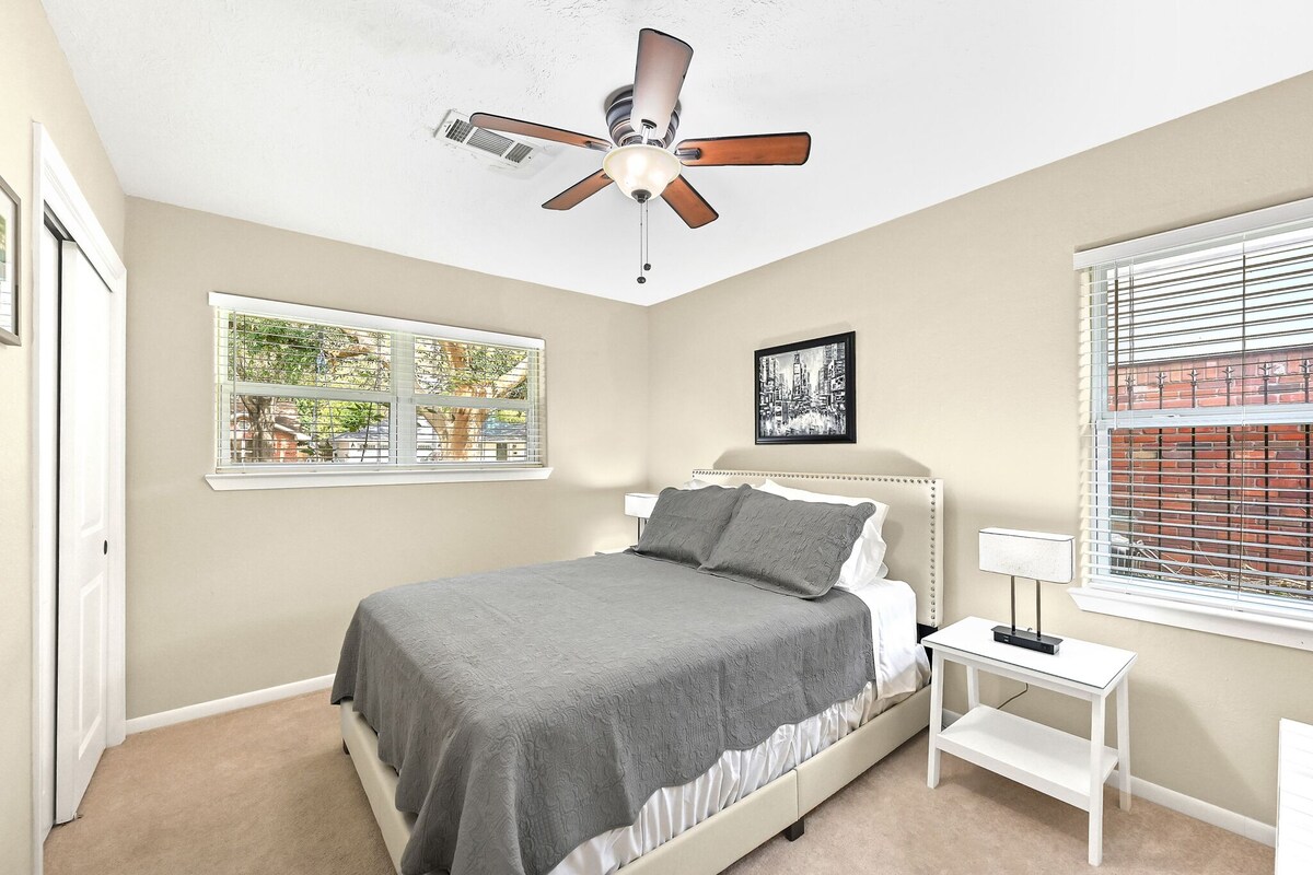 Photo 20 of Pet Friendly Home in Garden Oaks/Forest Oak area Lrg 4 Bedroom Home