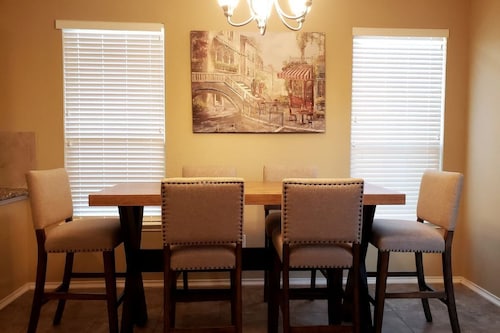 Spacious 2 Story Corner Home (Lackland AFB BMT)