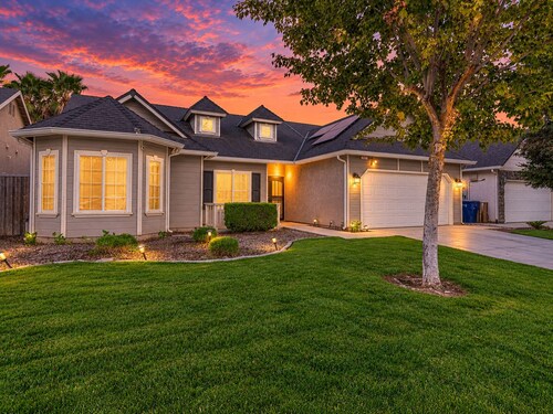 Beautiful home W/Pool Close to National Parks.