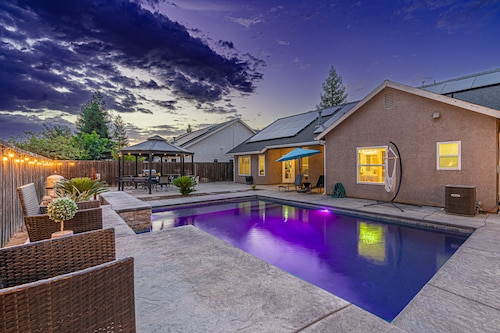 Beautiful home W/Pool Close to National Parks.