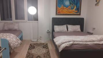 2 slaapkamers, een bureau, een strijkplank/strijkijzer, wifi