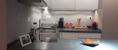 Refrigerador, horno, placa de cocina, cafetera/tetera