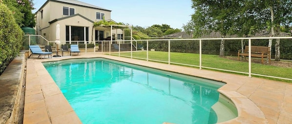 A heated pool - Boroondara Getaway 700m to Sorrento Shops 900m to Beach (Sorrento)