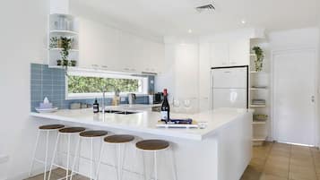 Fridge, microwave, stovetop, dishwasher