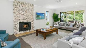 Smart TV, fireplace
