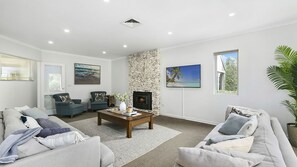 Smart TV, fireplace