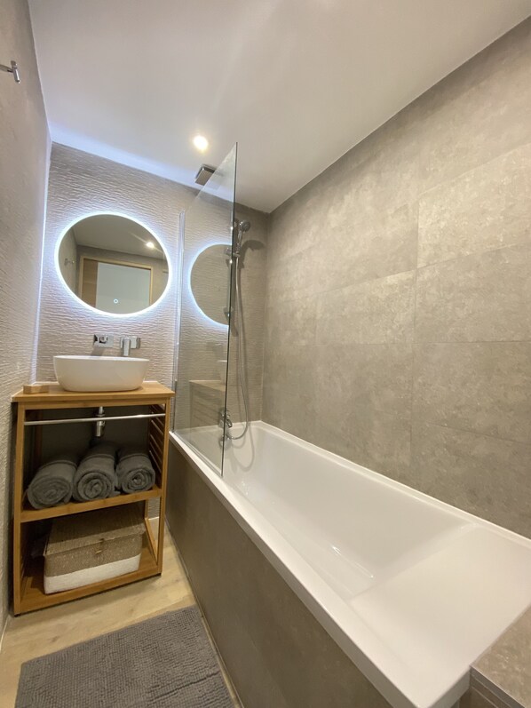 Badewanne, Haartrockner, Handtücher, Seife