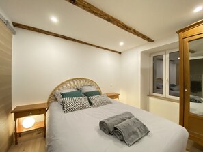 3 Schlafzimmer, Schreibtisch, Bügeleisen/Bügelbrett, Reisekinderbett