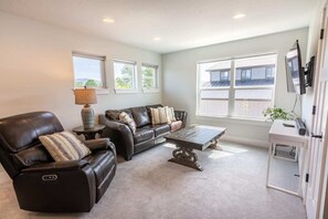 TV connectée, cheminée, livres, espaces bureaux