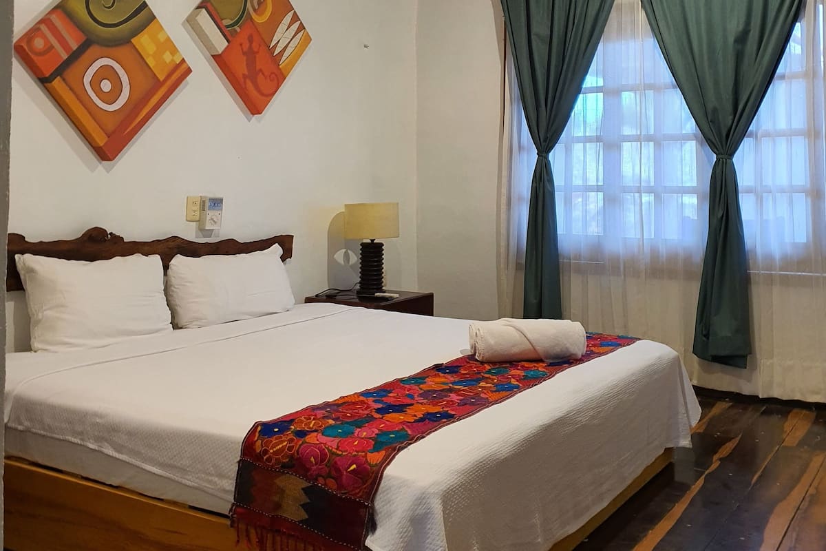 Habitación superior, 1 cama King size, vista al jardín | Minibar, escritorio, wifi gratis y ropa de cama