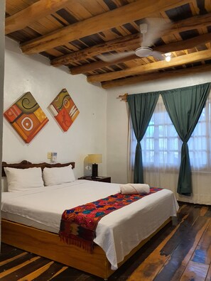 Habitación superior, 1 cama King size, vista al jardín | Minibar, escritorio, wifi gratis y ropa de cama