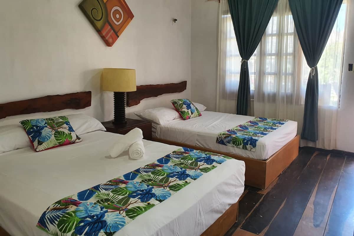 Habitación, 2 camas matrimoniales | Minibar, escritorio, wifi gratis y ropa de cama