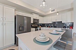 Refrigerador, microondas, horno y parrilla de estufa 