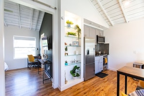 Bright, airy studio with vaulted exposed-beam ceilings - Stylish Apt Near Disney and Airport (Santa Ana)