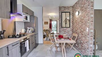 Een koelkast, een microgolfoven, een oven, een kookplaat