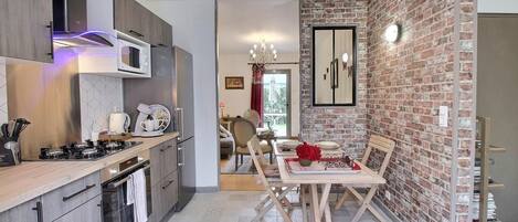 Kylskåp, mikrovågsugn, ugn och spishäll