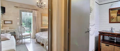1 slaapkamer, een strijkplank/strijkijzer, gratis wifi, beddengoed