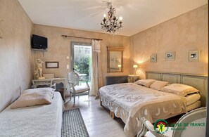 1 slaapkamer, een strijkplank/strijkijzer, gratis wifi, beddengoed