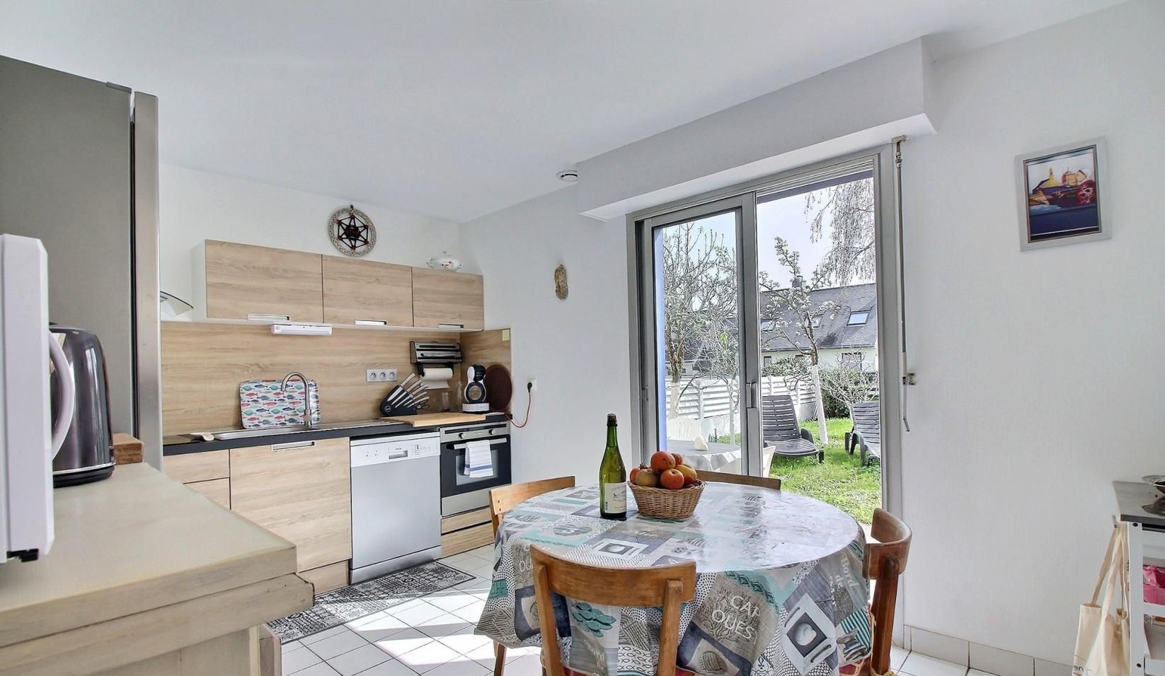 Una cocina moderna con comedor, un ventanal y vistas al exterior.