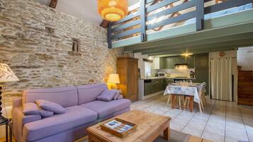 TV, lareira, DVD player, aparelho de som