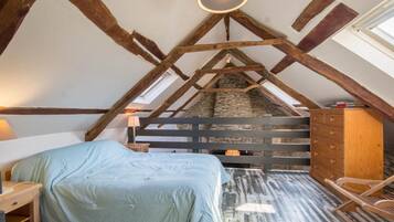 3 quartos, escrivaninha, ferros/tábuas de passar roupa