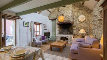 Tv, pejs, dvd-afspiller, stereoanlæg