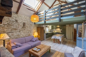 تلفزيون، مدفأة، مشغل دي في دي، ستيريو