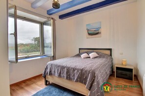 4 bedrooms, iron/ironing board, free WiFi