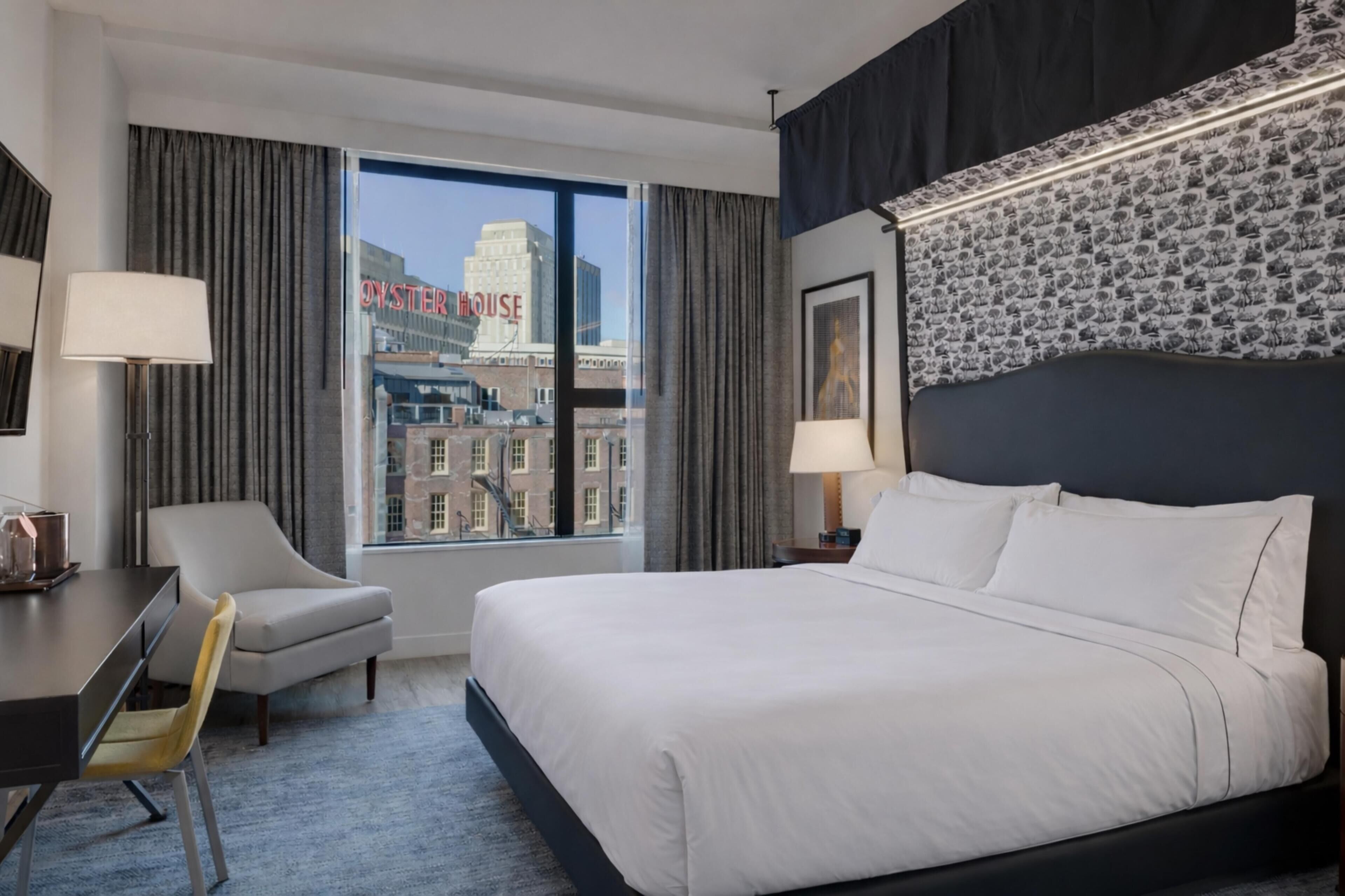 Room, 1 King Bed, Accessible, Corner (Bathtub) | Hypo-allergenic bedding, memory-foam beds, in-room safe, desk