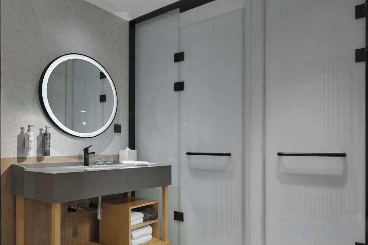 Douche, douche à « effet pluie », articles de toilette gratuits