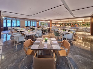 3 か所のレストラン、朝食、ランチ、ディナーに営業 (中華料理)