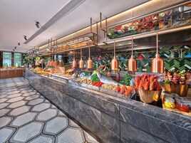 3 restaurantes; se sirve desayuno, almuerzo y cena; cocina china